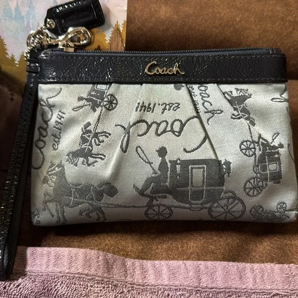 Vintage COACH perfect pre-loved condition wristlet. Two-tone blue with silver.